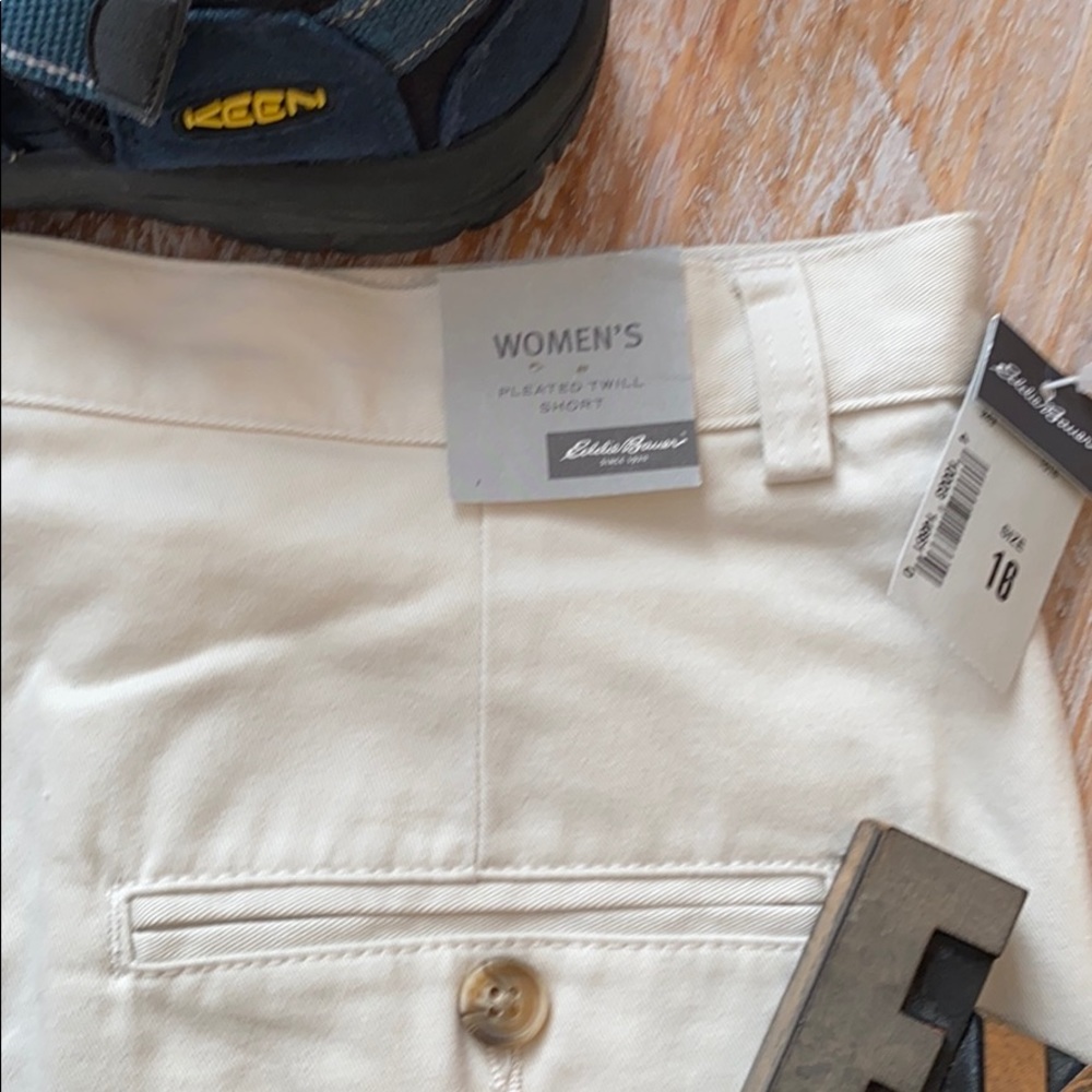 🆕🚶♀️EDDIE BAUER Women’s Pleated Twill Shorts
